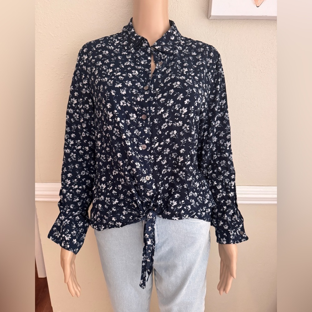 VINCE CAMUTO TOP IN MEDIUM NWOT​